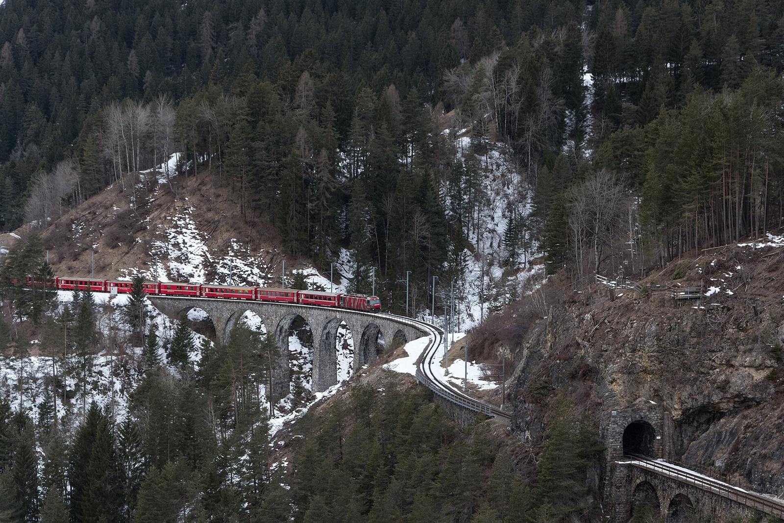 Foto: Schmittentobel-Viadukt, bei Schmitten, zwischen Tiefencastel und Filisur