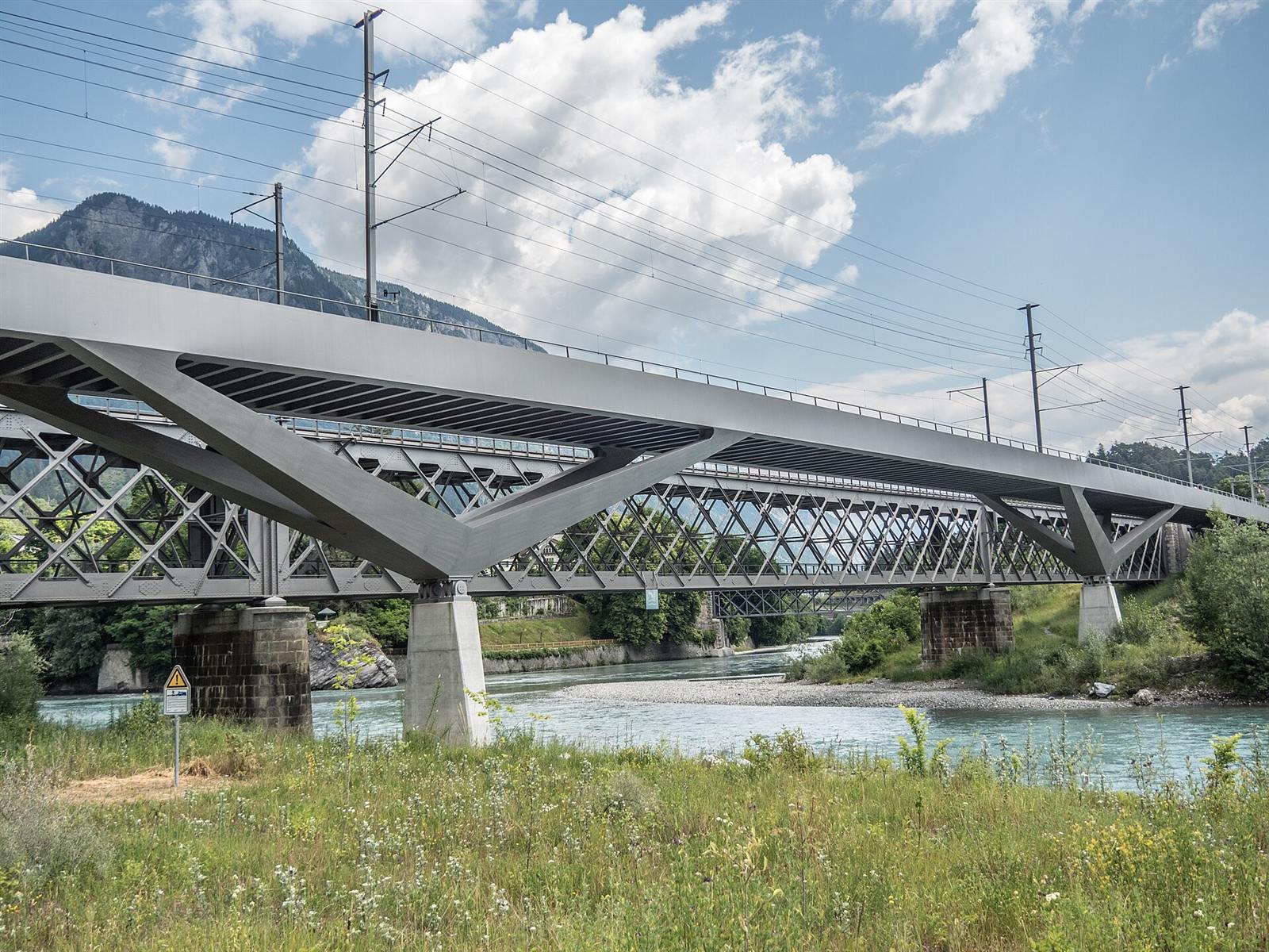 Foto: Hinterrheinbrücke Reichenau, Reichenau-Tamins, wo Vorder- und Hinterrhein zusammenfließen