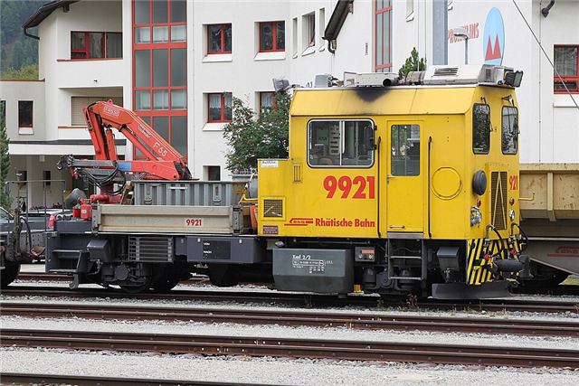Foto der RhB Xmf 2/2 9921 „Schienenkran“