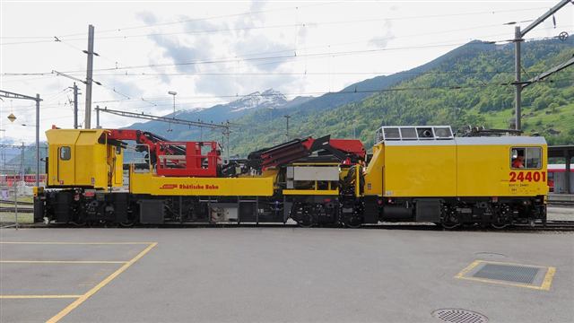 Foto der RhB Xmf 6/6 244 01 „Fahrleitungs- und Kranfahrzeug“
